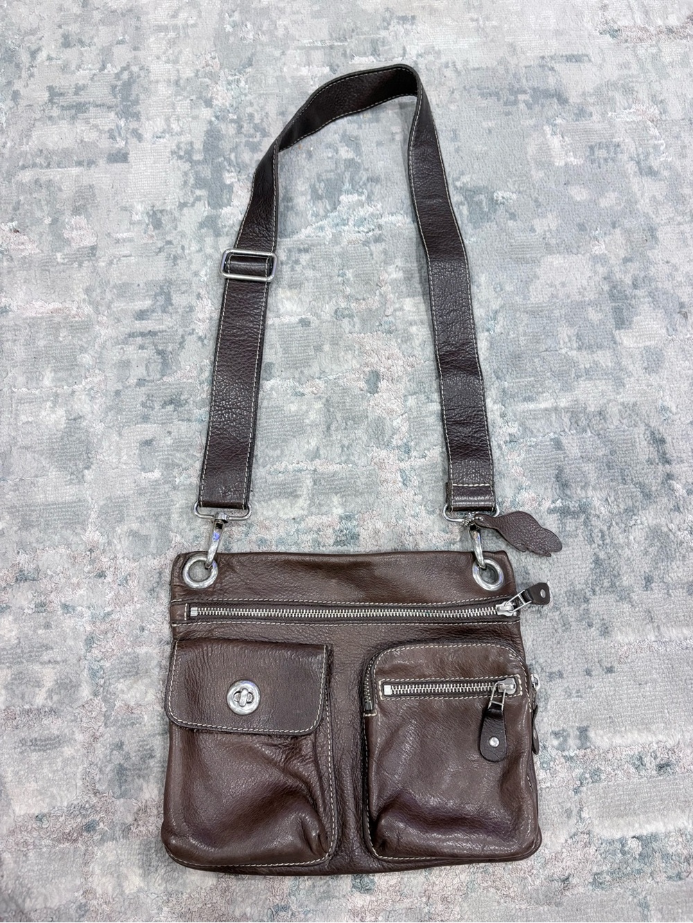 Classic Brown Leather Crossbody Bag with Multiple Pockets